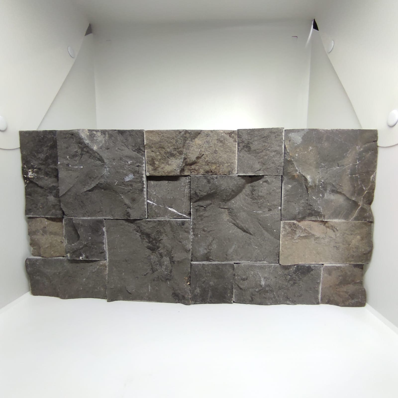 WALLCLADDING HITAM-KOTAK
